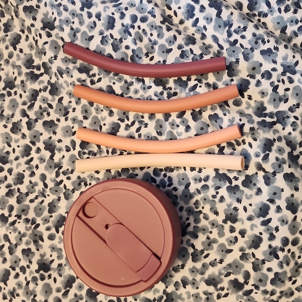 Collapsible travel cup with 4 silicon straws